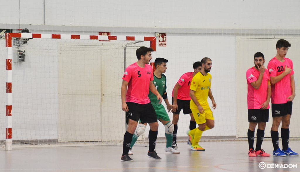 Imagen: Miguel entre defensores del Hospitalet