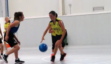 Neissa Bell botando la pelota