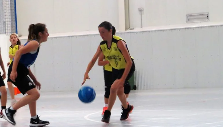 Neissa Bell botando la pelota