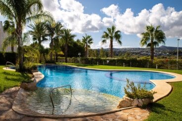 Apartamento con piscina y jardín comunitarios – Casas Singulares