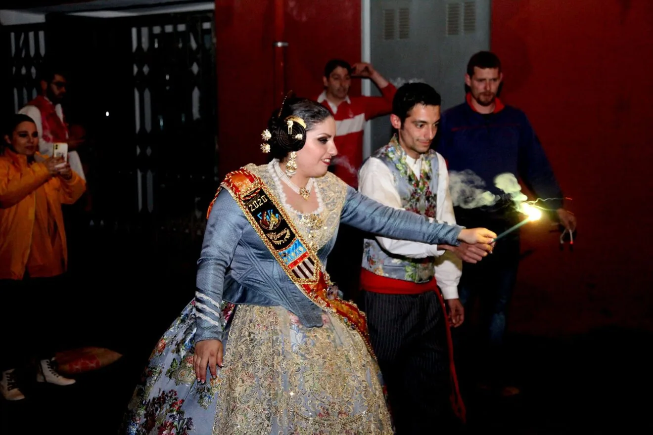 Presidente y Fallera Mayor encienden la mecha de la cremà