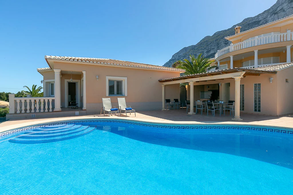 Casa de alquiler con piscina privada en Dénia – Quality Rent a Villa