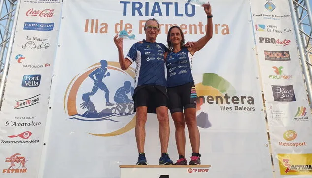 quique romany y elisa garcia en el podio del triatlon de formentera