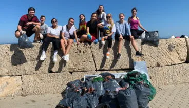 recogida de basura organizada por el ies sorts de la mar
