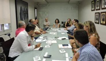 representantes de cada grupo municipal reunidos con rosa de los rios
