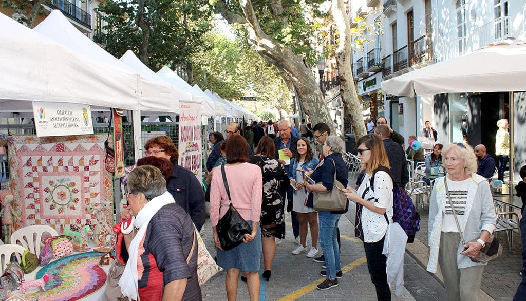 Medio centenar de asociaciones participaron en la Fira d'Associacions el pasado fin de semana 1 Imagen: Representantes del Ayuntamiento entre los visitantes de la Fira