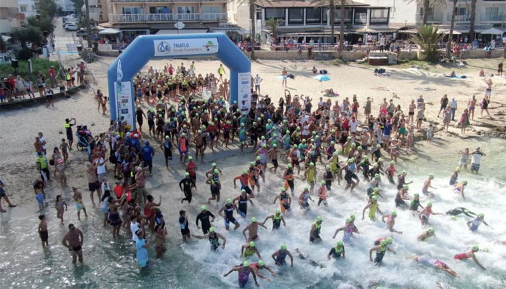 Imagen: Salida del Triatlón en Es Pujols