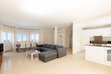 Salón, comedor y cocina americana en un chalet de vacaciones – Quality Rent a Villa