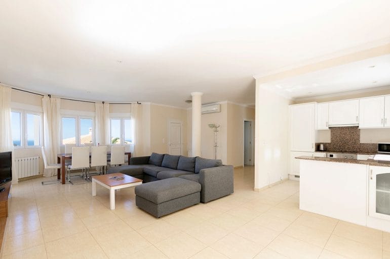 Salón, comedor y cocina americana en un chalet de vacaciones - Quality Rent a Villa