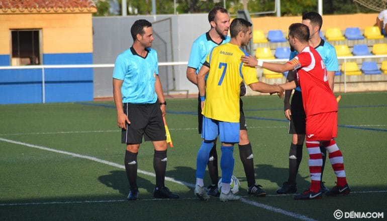 Saludo entre los capitanes del Dénia y Alginet