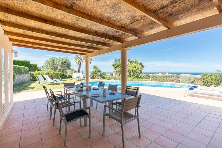 Comedor exterior en un alquiler vacacional en el Montgó - Quality Rent a Villa