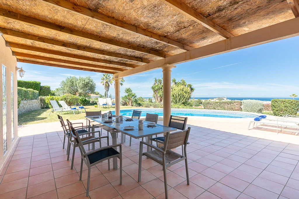Comedor exterior en un alquiler vacacional en el Montgó – Quality Rent a Villa