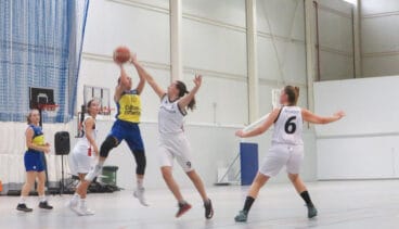 Tiro de una jugadora dianense ante el CB Pedreguer