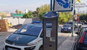 vehiculo de guardia civil junto a parkimetro de calp