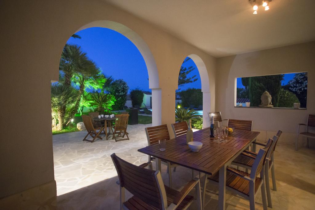 Comedor exterior – Aguila Rent a Villa en terraza cubierta