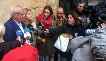 Vicent Grimalt atendiendo a los medios