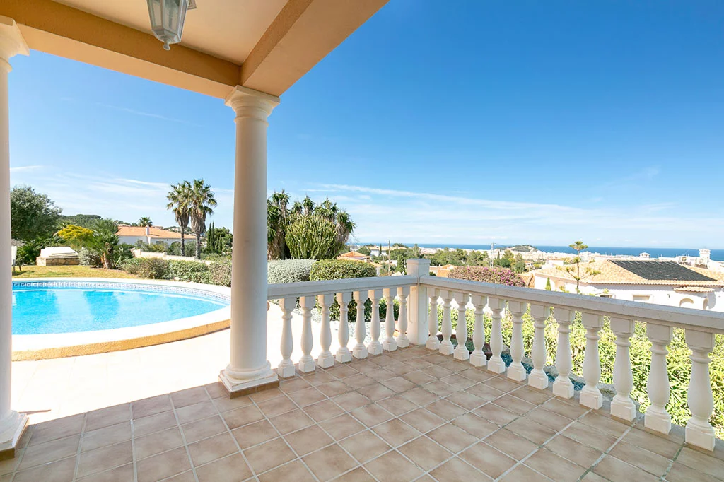 Terraza cubierta en una casa de alquiler para vacaciones en Dénia – Quality Rent a Villa