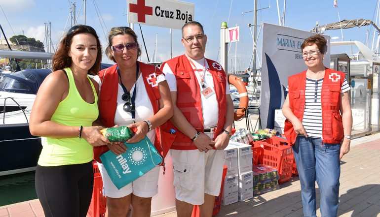 Voluntarios de Cruz Roja en Marina El Portet