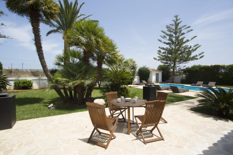 Zona de estar en el jardín en una casa de vacaciones en Dénia - Aguila Rent a Villa