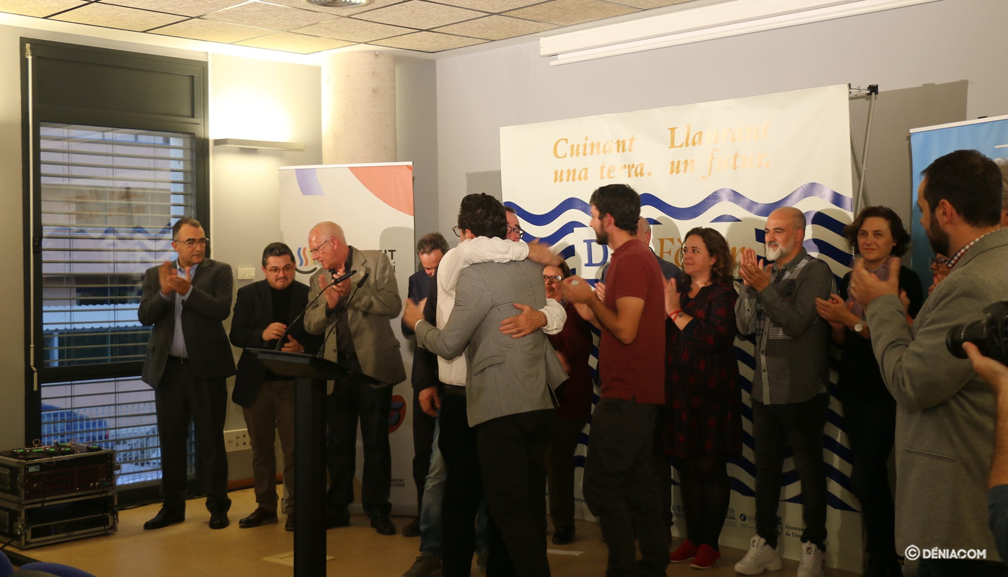 Pep Romany: "Es la primera vez que un alcalde y un pueblo se gastan su dinero en toda una comarca" 6 Imagen: Abrazo entre los cocineros Romany y Dacosta