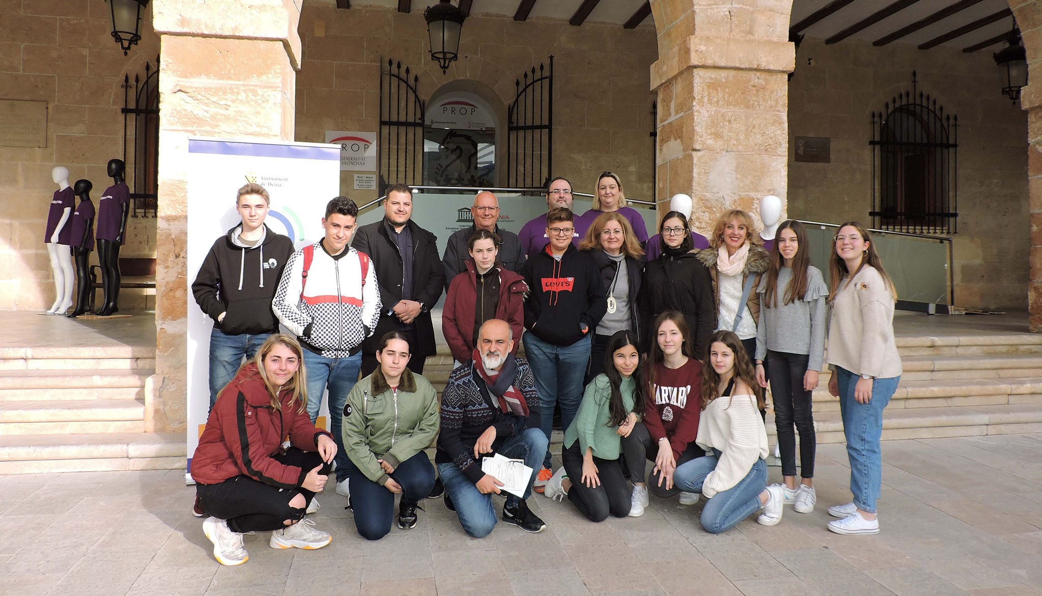 Imagen: Alumnos y profesores del IES Sorts de la Mar