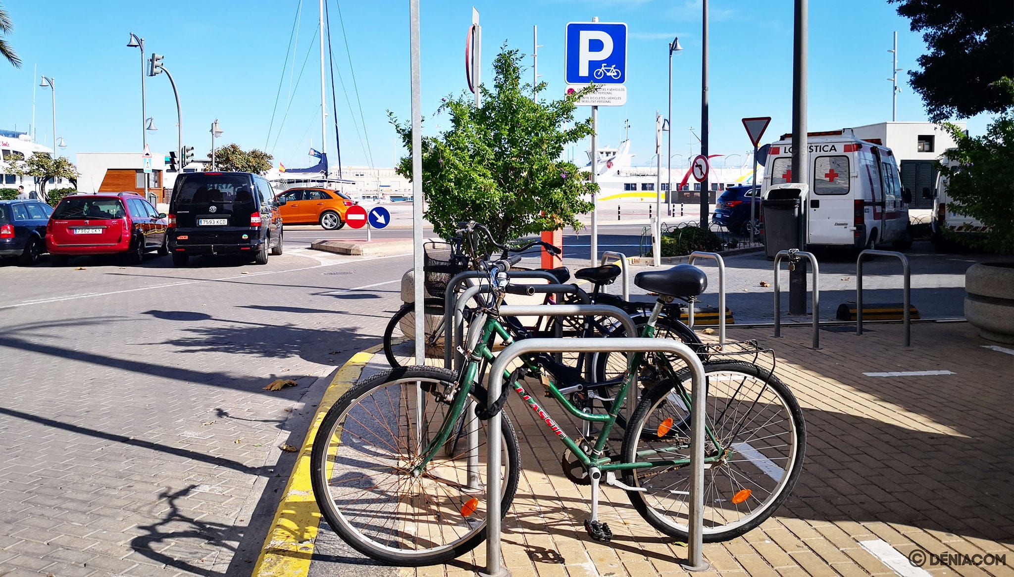 Imagen: Aparcabicis en el final de Marqués de Campo en Dénia, gracias a los Presupuestos Participativos