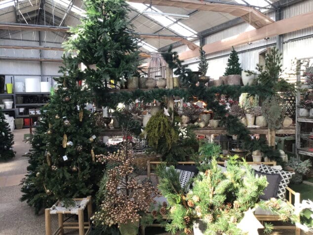 Todo lo que sueñas para adornar tu Navidad está en Natura Garden 3 arboles de navidad en denia natura garden