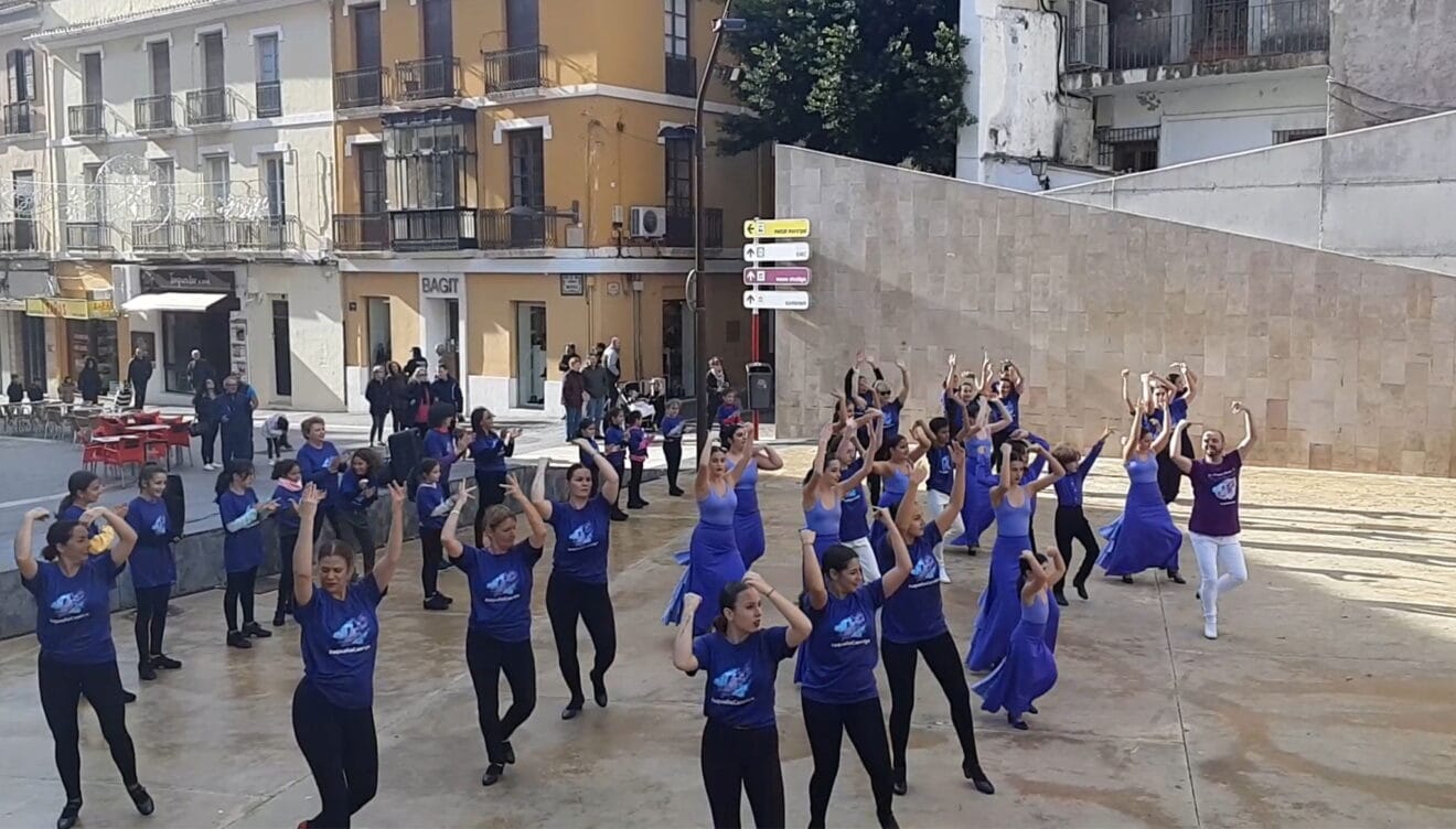 Baile a cargo de la “Dénia Dance Academy by Miguel Angel Bolo” de Centro Deportivo Dénia