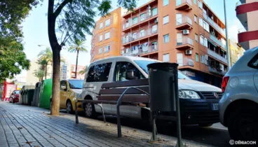 Bancos y papeleras nuevas en la avenida de Alicante en Dénia