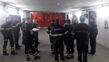 bomberos durante la comprobacion de portal la marina