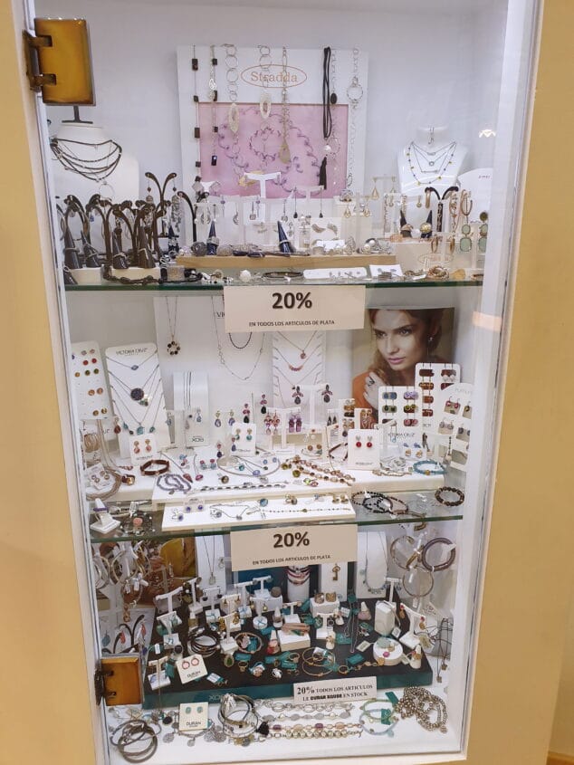 Relojes y complementos con hasta un 50% de descuento en La Joia 2 complementos descuento la joia