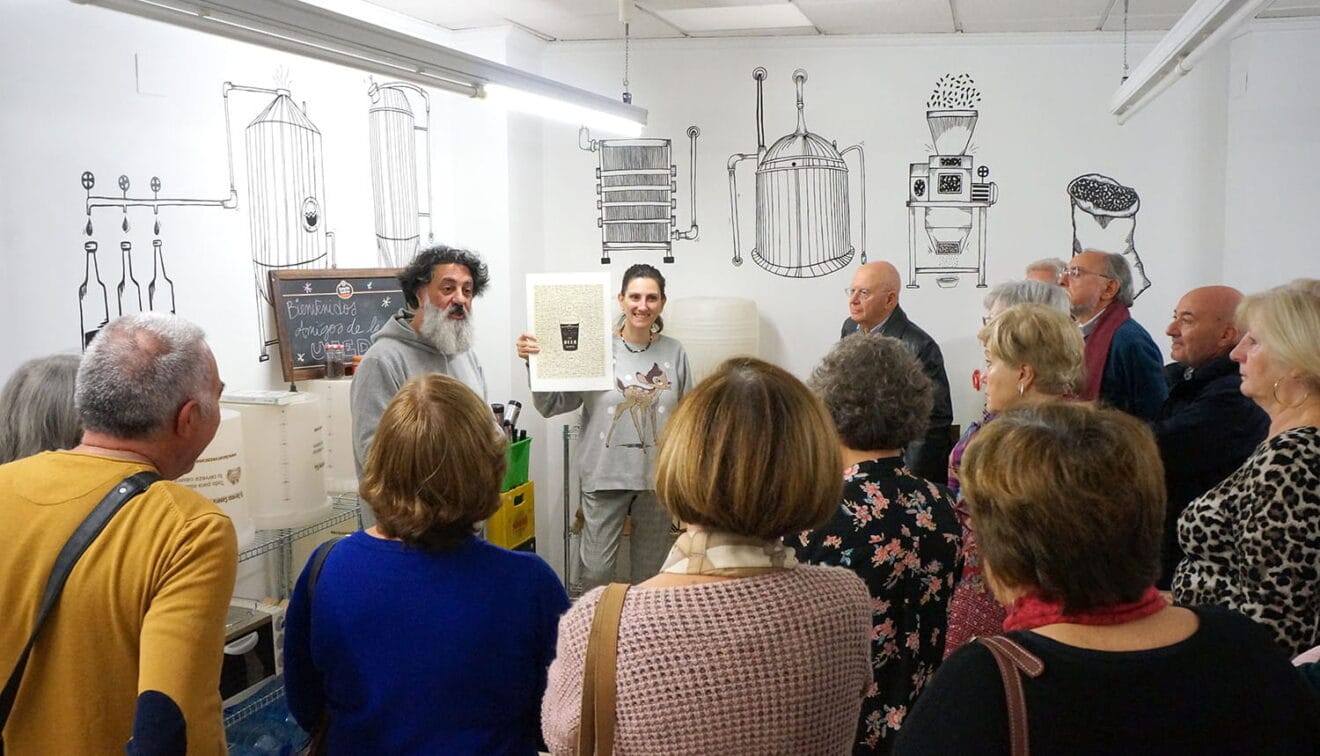 El alumnado Senior de UNED aprende el arte tras la elaboración de cerveza
