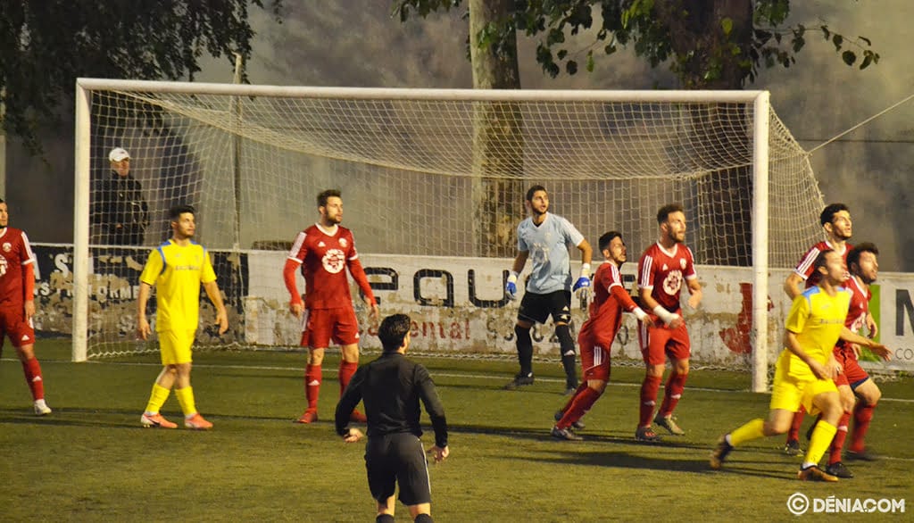 Imagen: El Dénia volcado sobre la meta del Tavernes