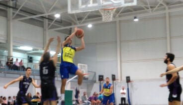 entrada al cèrcol d'un jugador del denia basquet