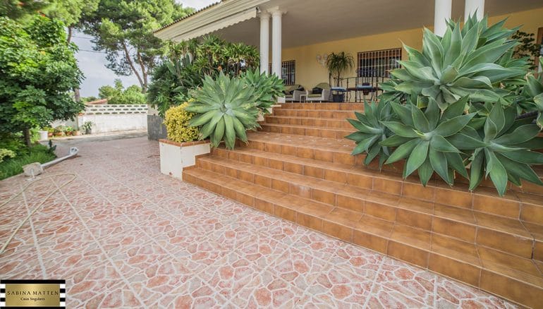 Escaleras de acceso a casa principal - Casas Singulares