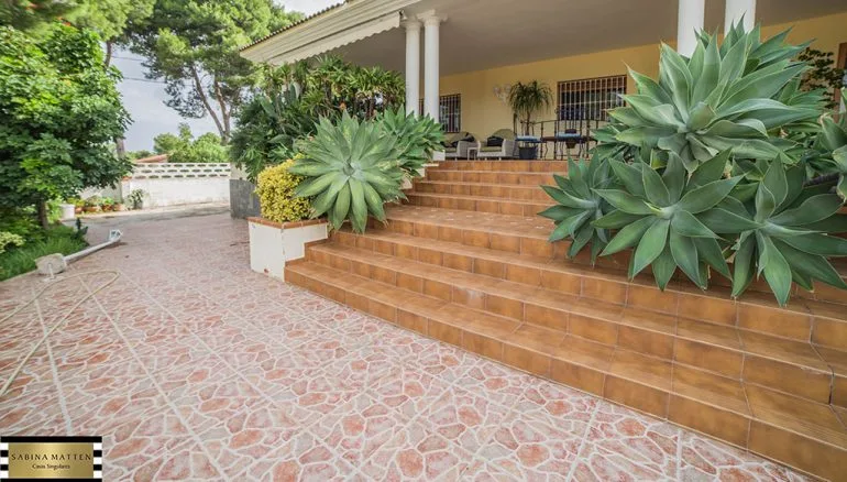Escaleras de acceso a casa principal - Casas Singulares