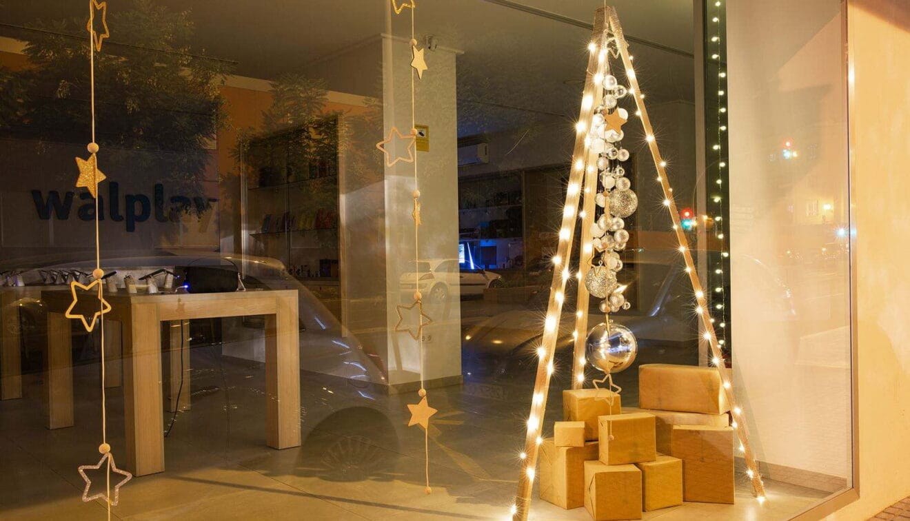 Escaparate dianense con motivos navideños