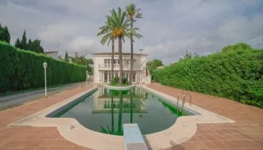 Exterior de una propiedad en Les Rotes – Casas Singulares