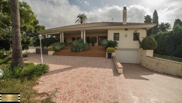 Fachada de chalet en venta en Las Rotas – Casas Singulares