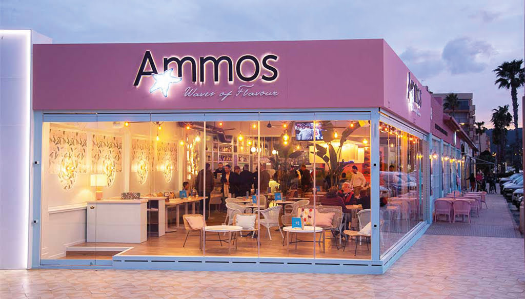 Fachada al anochecer – Restaurante Ammos