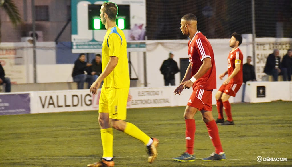 Imagen: Ferrán durante el choque ante el Tavernes