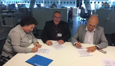 firma del convenio entre el ies maria ibars y balearia