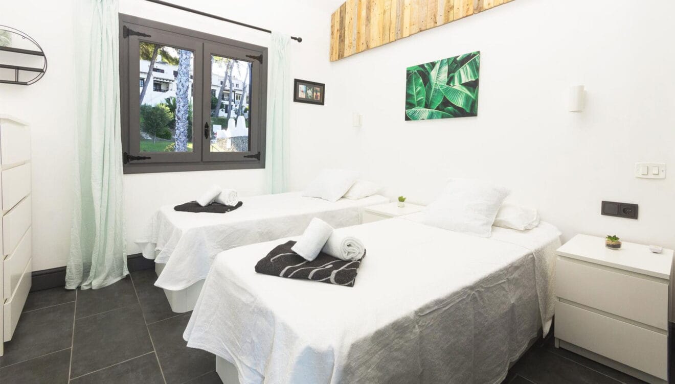 Una de las habitaciones de una alquiler vacacional en Moraira - Aguila Rent a Villa