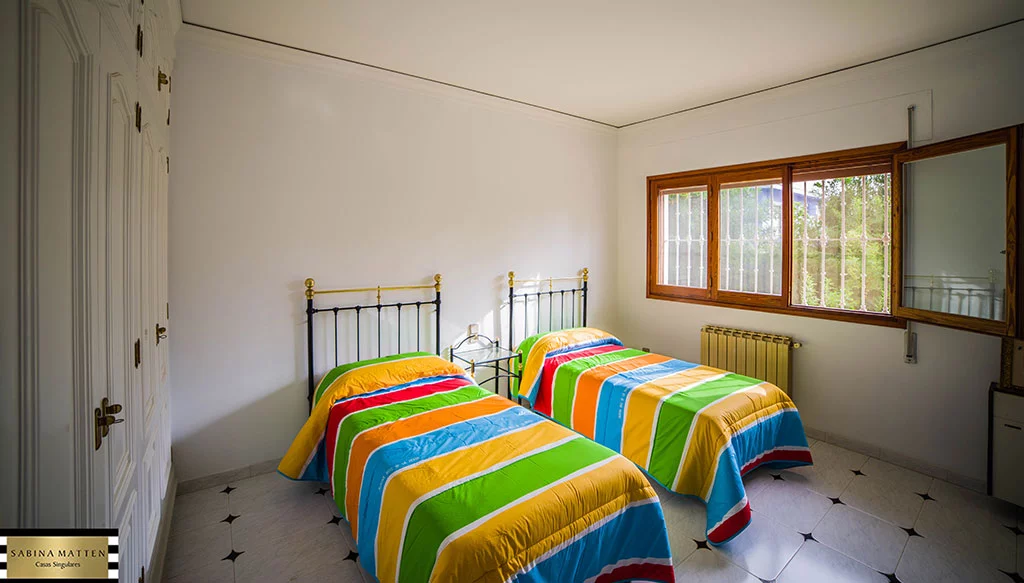Habitación juvenil en propiedad en venta en Les Rotes – Casas Singulares