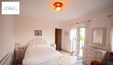 Una de las tres habitaciones de un chalet en venta – Stella Inmo Consulting