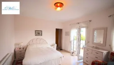 Una de las tres habitaciones de un chalet en venta – Stella Inmo Consulting