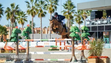 jinete saltando uno de los obstaculos