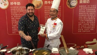José Manuel López instruye en la preparación del arròs a banda
