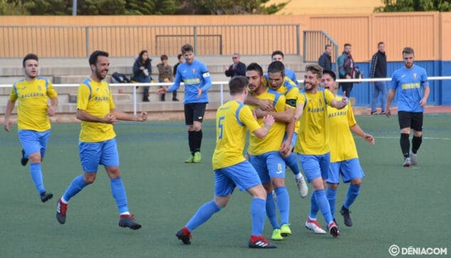 josep felicitado por sus companeros tras el primer gol