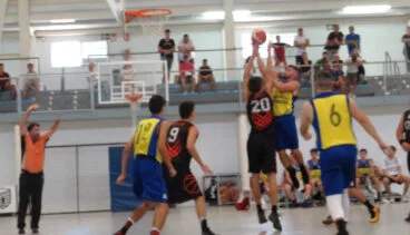 jugador dianense luchando por un rebote ante un oponente del v 74 villena